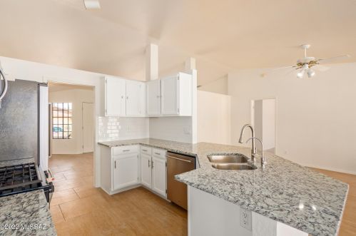 9961 Falcon Point Dr, Tucson, AZ 85730-6105