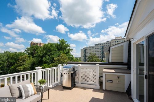 10272 Grosvenor Pl, Rockville MD 20852 exterior