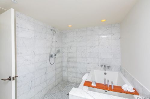 223 Saratoga Rd, Honolulu HI  96815-1942 exterior