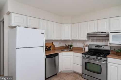 1320 Meadowvale Rd, Glen Burnie MD 21060-7017 exterior