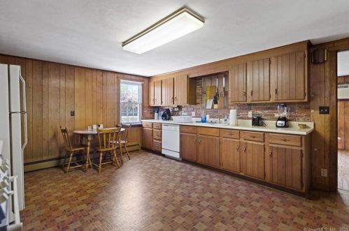 158 Center St, Windsor Locks CT 06096-2409 exterior