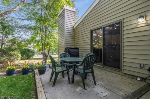 15 Hillside Ct, Clinton NJ 08809-1136 exterior