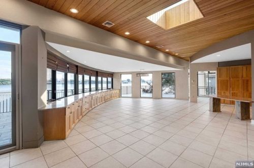 25 Shore Rd, Edgewater NJ  07020-1540 exterior