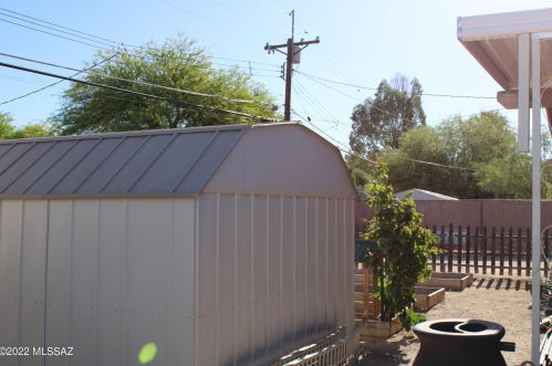 8011 Julia St, Tucson AZ 85710-4821 exterior