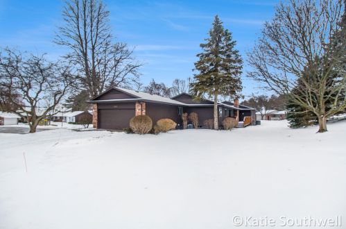 3646 Charlevoix Dr, Grand Rapids MI 49546-7061 exterior