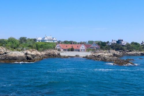 232 Ocean Ave, Middletown RI 02840-6507 exterior