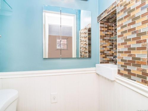 3238 Corsa Ave, Bronx NY 10469-2810 exterior