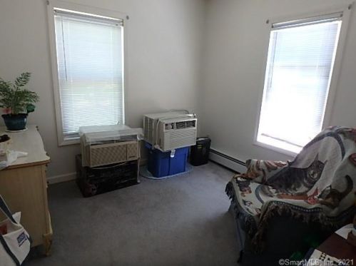 47 Maple St, Manchester CT 06040-5527 exterior