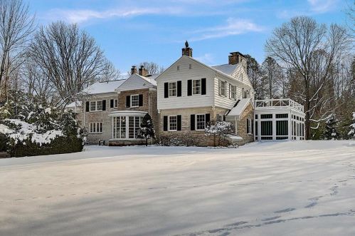 8415 Pelican Ln, Milwaukee WI 53217-2060 exterior