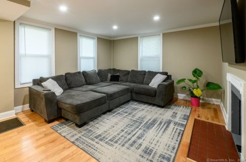 252 Main St, Meriden CT 06451-3859 exterior