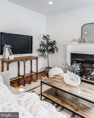 213 Creek Valley Ln, Rockville MD  20850-5603 exterior