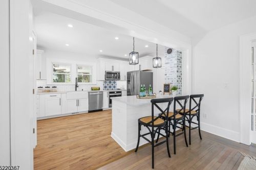 122 Ctr St, Clinton NJ 08809-1318 exterior