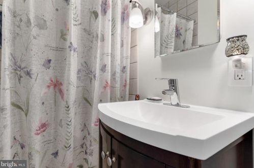 9208 Frst Hvn Dr, Alexandria VA 22309-3216 exterior