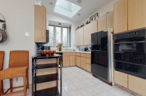 25 Sparrowbush Rd, Upper Saddle River NJ 07458-1420 exterior