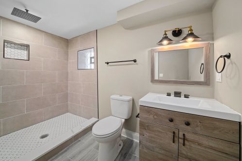 7920 Crandon Ave, Chicago IL 60617-1147 exterior