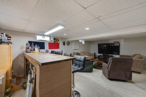 31 Ravenwood St, Springfield MA 01119-2202 exterior