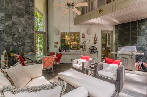 55 Finch Frst Trl, Atlanta GA 30327-4576 exterior