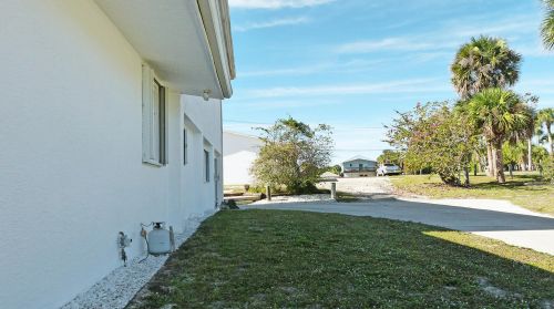 8309 Indian Riv Dr, Fort Pierce FL 34982-7716 exterior