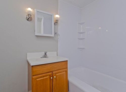 35 Prospect St, Enfield CT 06082-3443 exterior