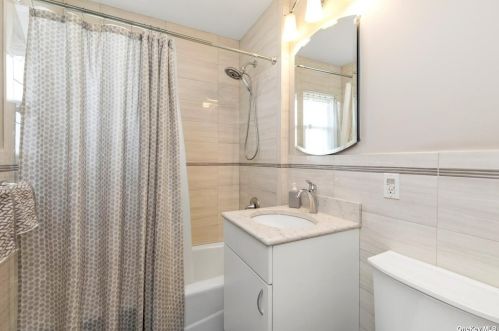 93 Fenimore St, Valley Stream NY 11580-3408 exterior