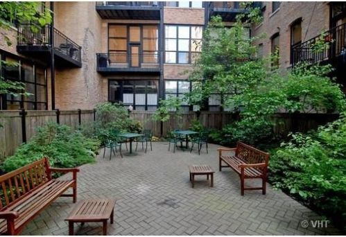 226 Clinton St, Chicago IL 60661-1345 exterior