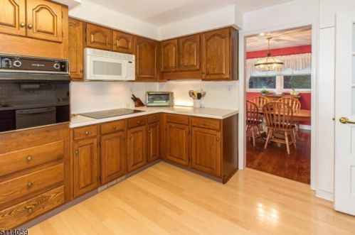 1490 Fox Trl, Mountainside NJ 07092-1301 exterior