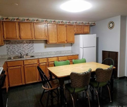 14 Crescent St, Derby CT 06418-2007 exterior