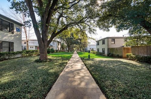 5051 Hall St, Dallas TX  75235-8813 exterior