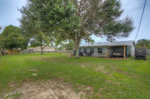 3832 Chicopee St, Fort Pierce FL 34953-5373 exterior