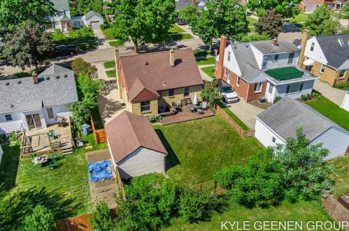 1114 Northlawn St, Grand Rapids MI 49505-3724 exterior