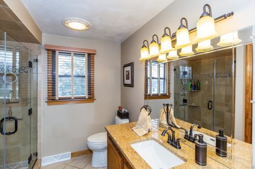 8 Ferncrest Dr, Providence RI 02919-3503 exterior