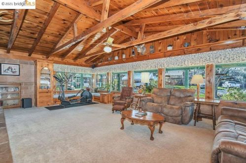 2884 Ln Dr, Concord CA 94518-2106 exterior