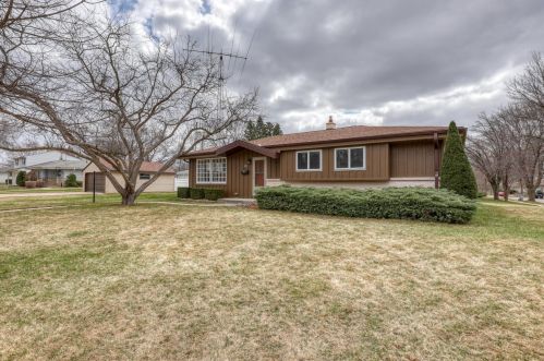 8919 Cheyenne St, Milwaukee WI 53224-4804 exterior