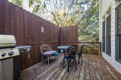 2200 Briarwood Blf, Atlanta GA 30319-4092 exterior