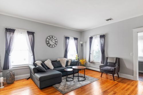 359 Great East Neck Rd, Babylon, NY 11704-7608