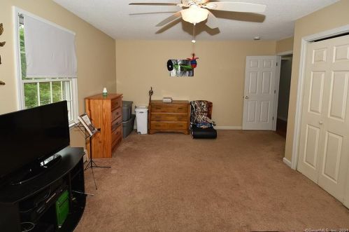 4 Autumn Dr, Enfield CT 06082-6236 exterior