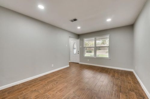 2209 10th St, Irving TX  75060-3648 exterior