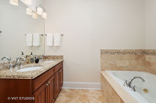 5048 Oakley Ave, Chicago IL 60625-1830 exterior