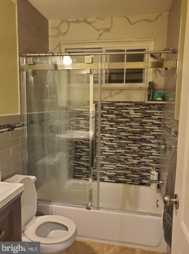 8120 Wyndam Rd, Camden NJ 08109-3221 exterior