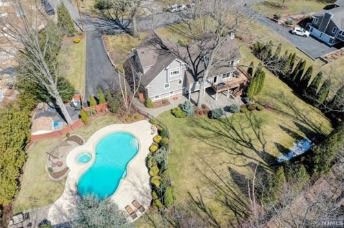 17 Arrowhead Dr, Upper Saddle River, NJ 07458-1301