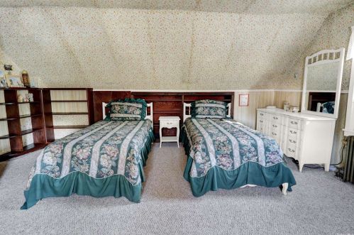 8 Birchwood Dr, Valley Stream NY 11580-1908 exterior