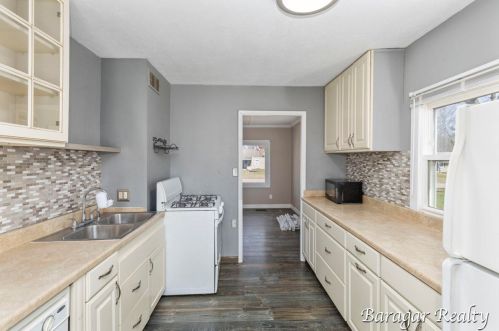 1340 Hollywood St, Grand Rapids MI 49505-3842 exterior