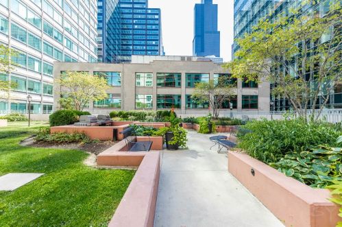 125 Jefferson St, Chicago IL  60661-3609 exterior