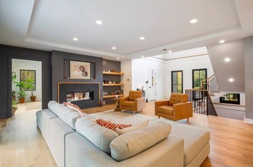 232 Bayberry Ln, Westport CT 06880-4033 exterior