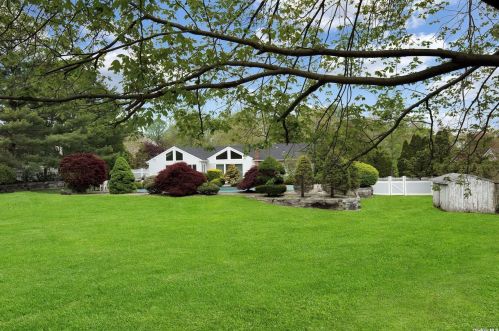 31 Lucille Ln, Huntington Station NY 11746-5810 exterior