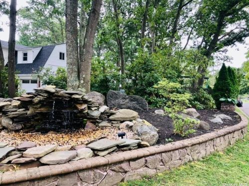 2 Leroy Ct, Commack NY  11725-1703 exterior