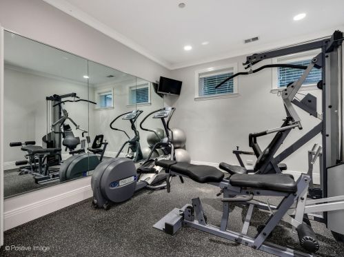 3720 Greenview Ave, Chicago IL 60613-3610 exterior