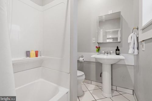 2455 Carpenter St, Philadelphia PA 19146-3907 exterior