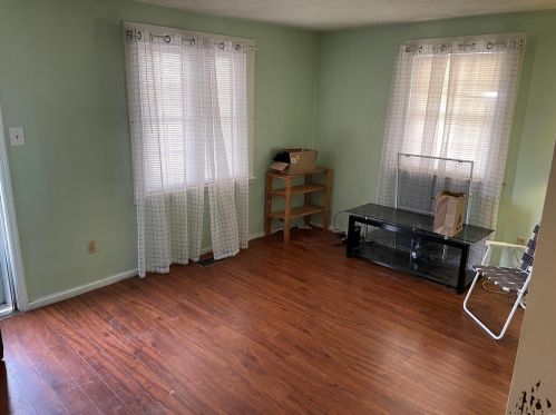 84 Reasor Dr, Saint Louis, MO 63135-1125