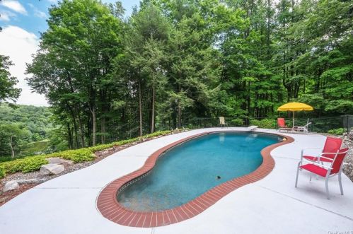 22 Carolyn Pl, Armonk NY 10504-1101 exterior